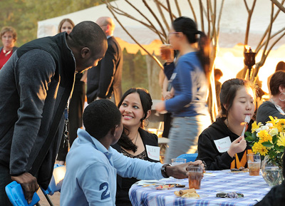 international students enjoying a picnic